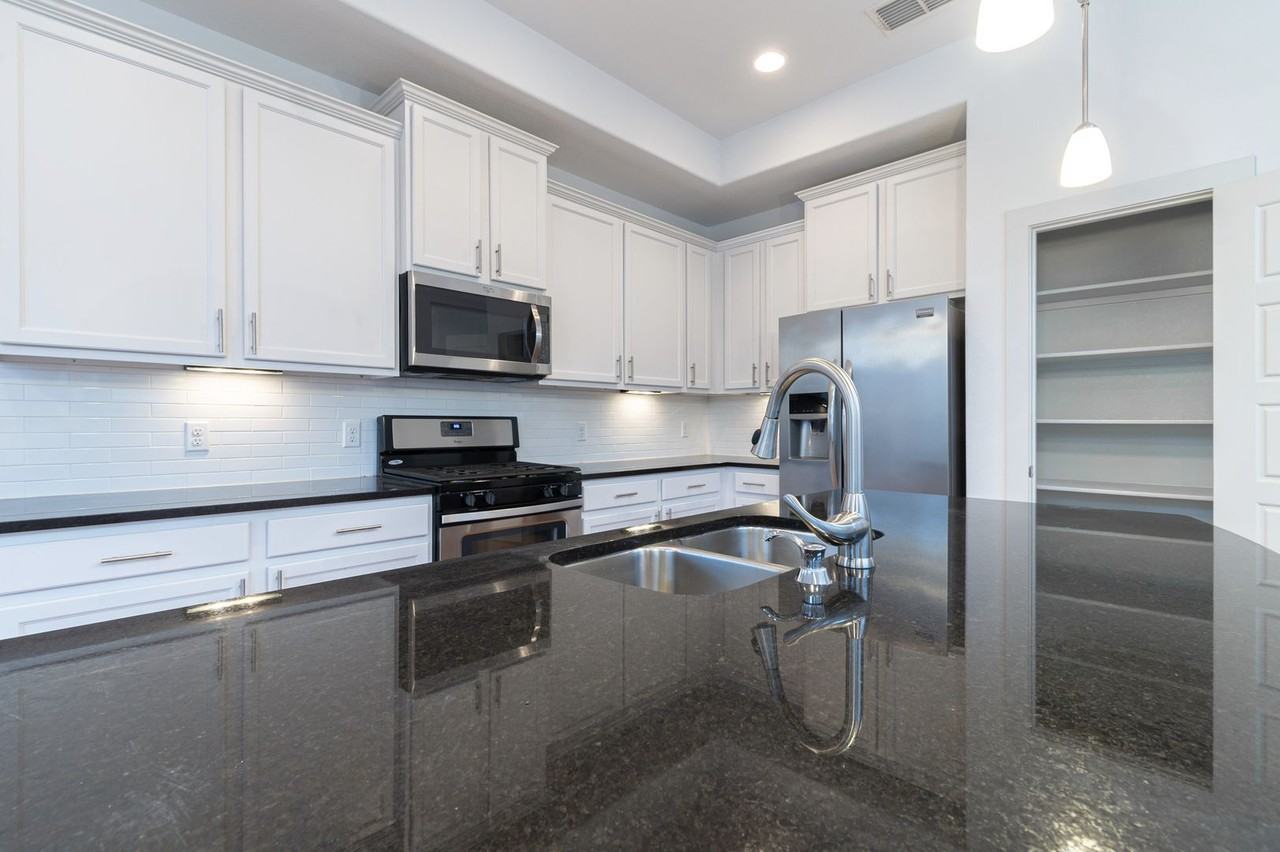 1410 Casa Dr - Photo 4 of 19