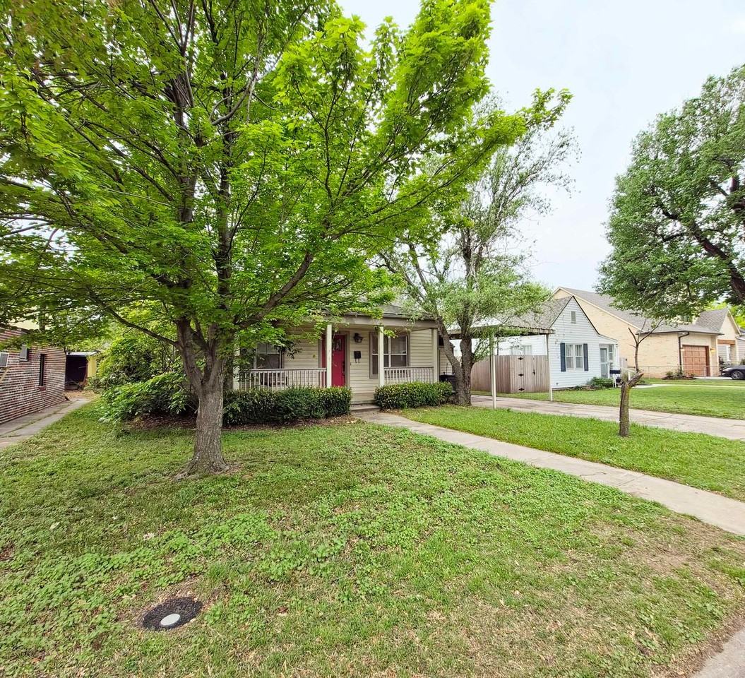 6806 Nw 45th St - Photo 2 of 31