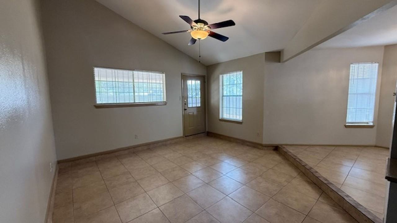 8635 Oakridge Loop - Photo 4 of 17