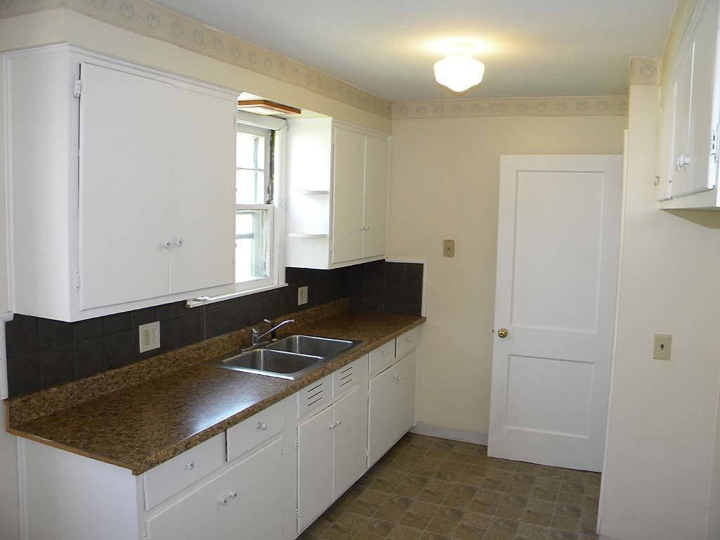 2484 E 38th St - Photo 3 of 11