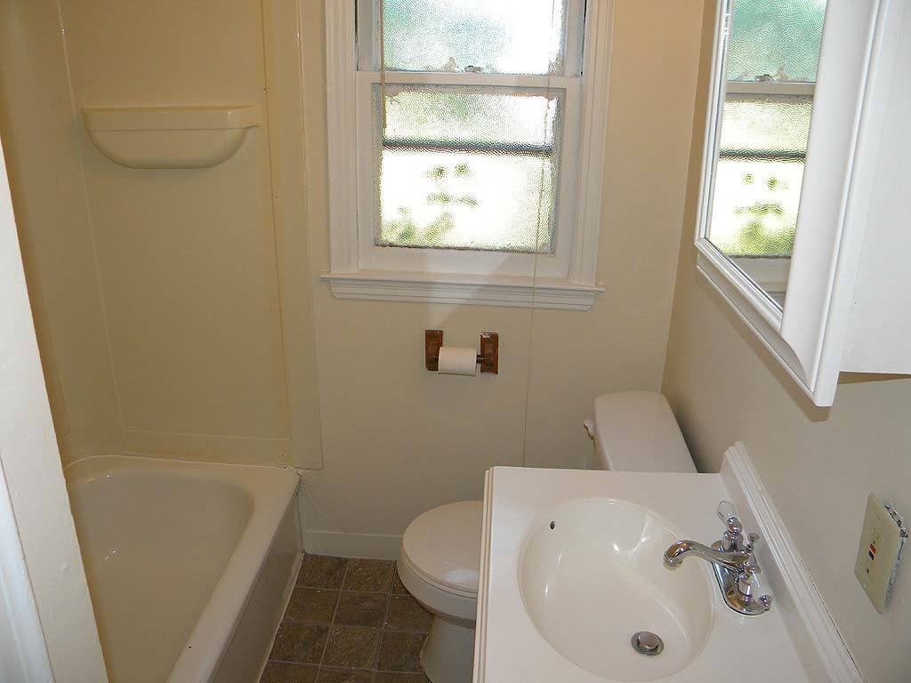 2484 E 38th St - Photo 6 of 11