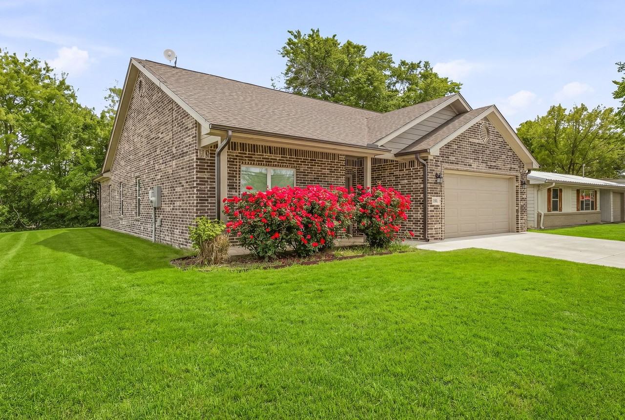 191 Davis Ave - Photo 2 of 24