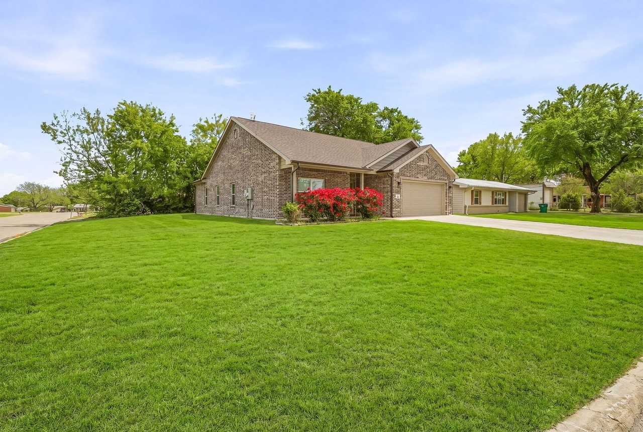 191 Davis Ave - Photo 3 of 24