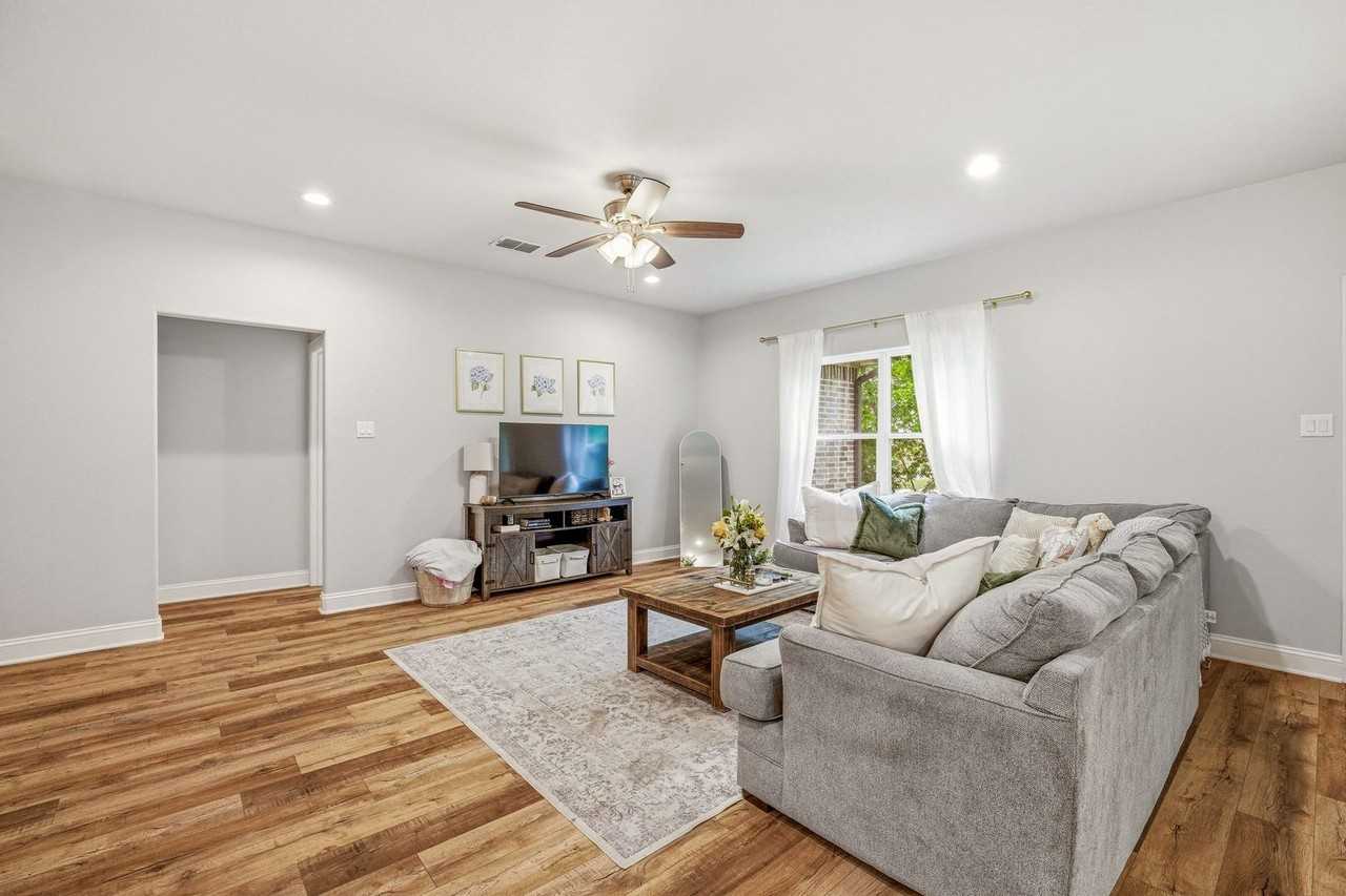 191 Davis Ave - Photo 4 of 24