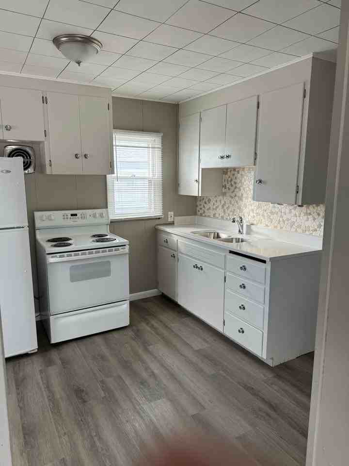 1007 Russell St - Photo 5 of 7