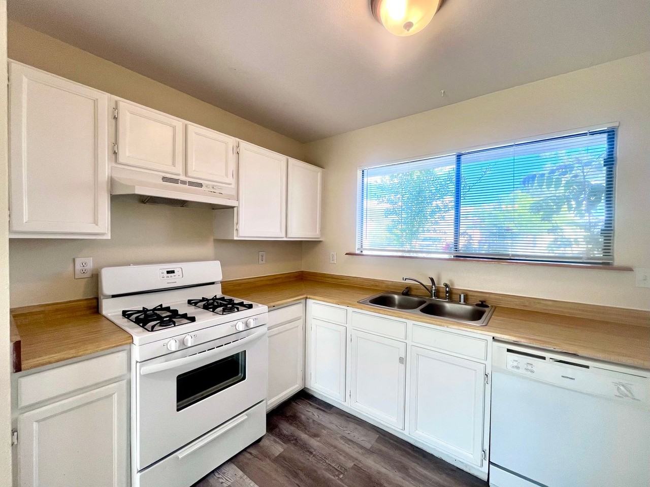 874 Baltic Ave Se - Photo 4 of 23