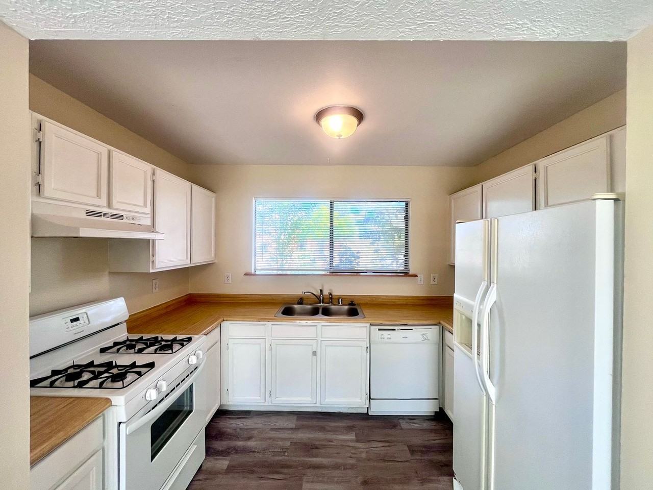 874 Baltic Ave Se - Photo 6 of 23