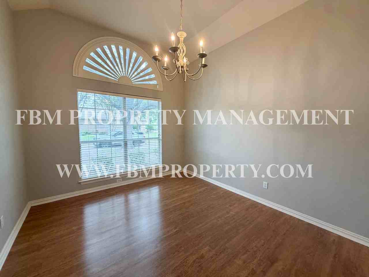 310 Iroquois Ln - Photo 4 of 33