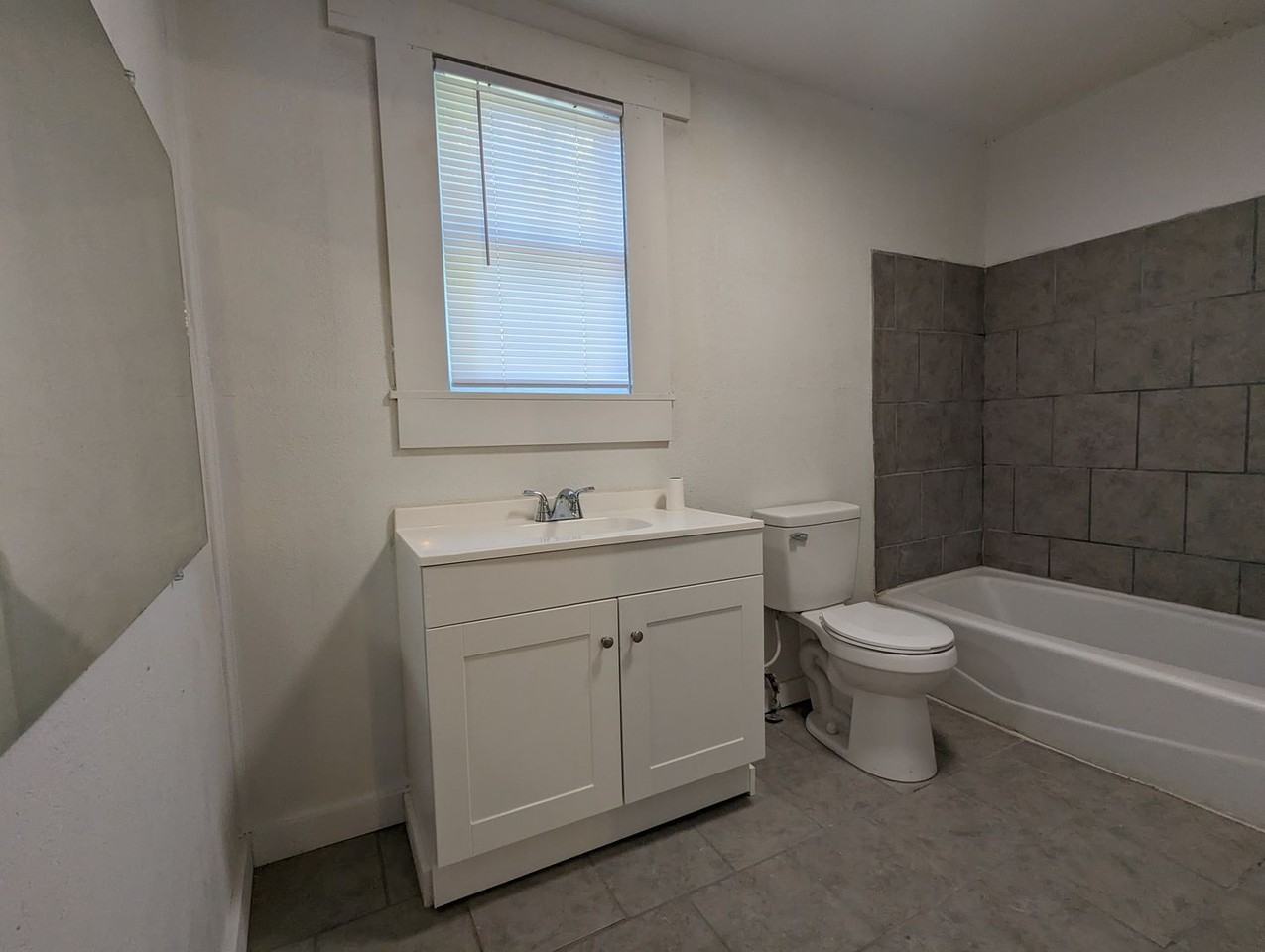 2403 Division Ave - Photo 5 of 8