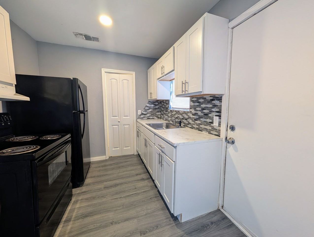 1805 W 24th St - Photo 2 of 7