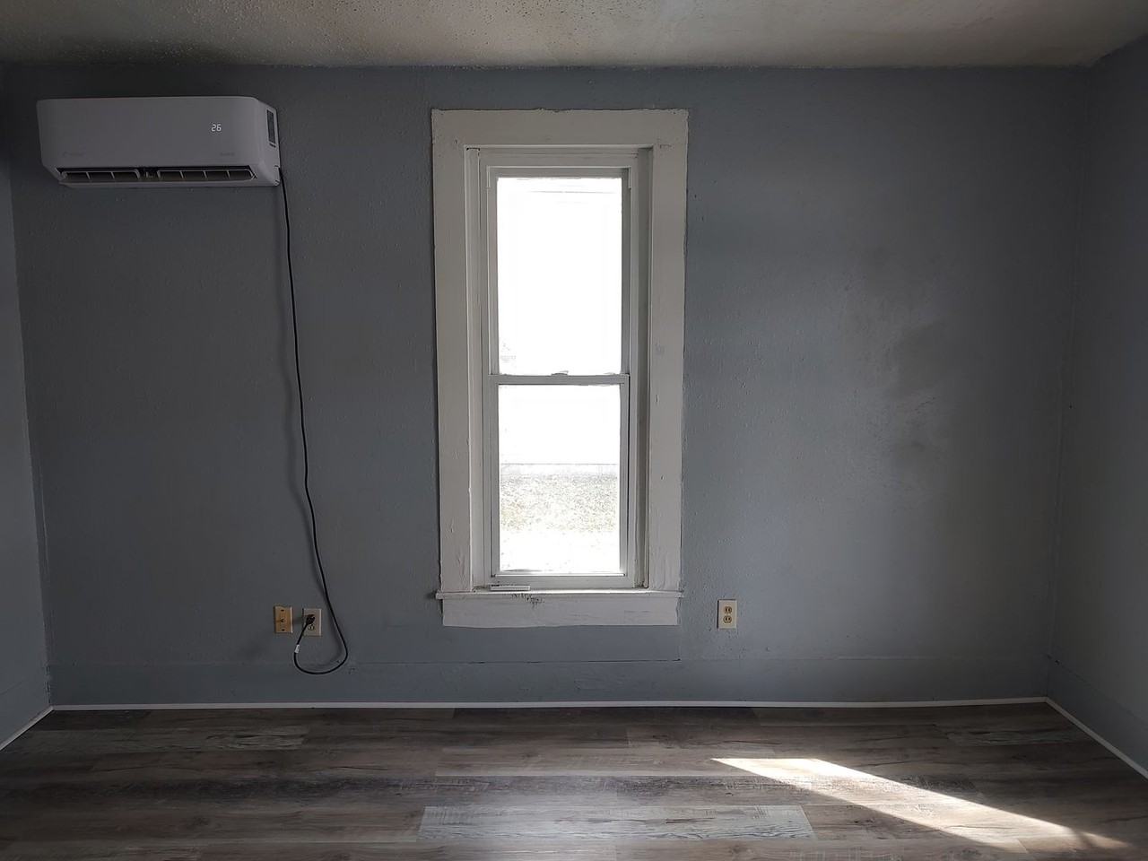 511 W 2nd St - Photo 7 of 9