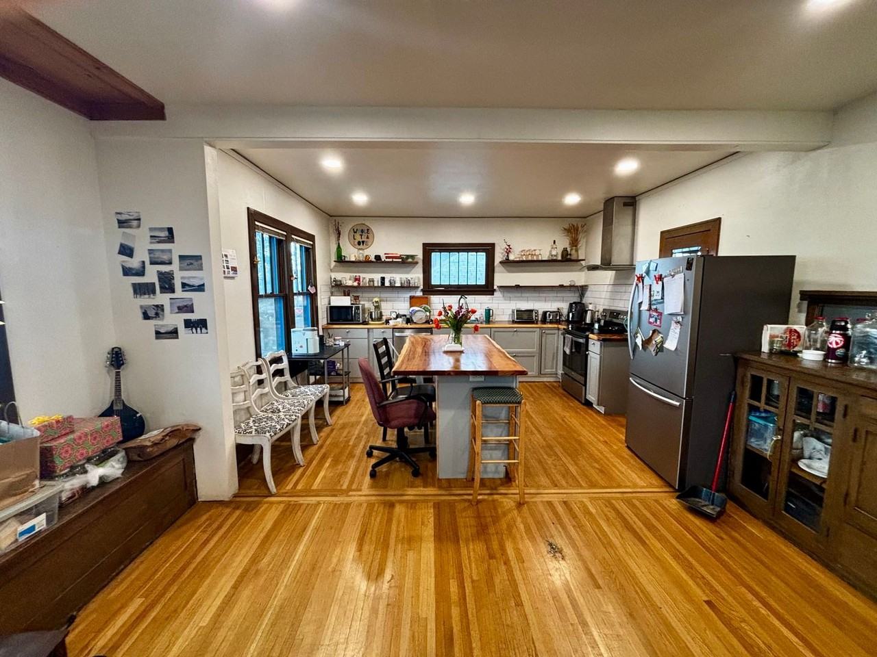 202 E 7th St - Photo 2 of 25