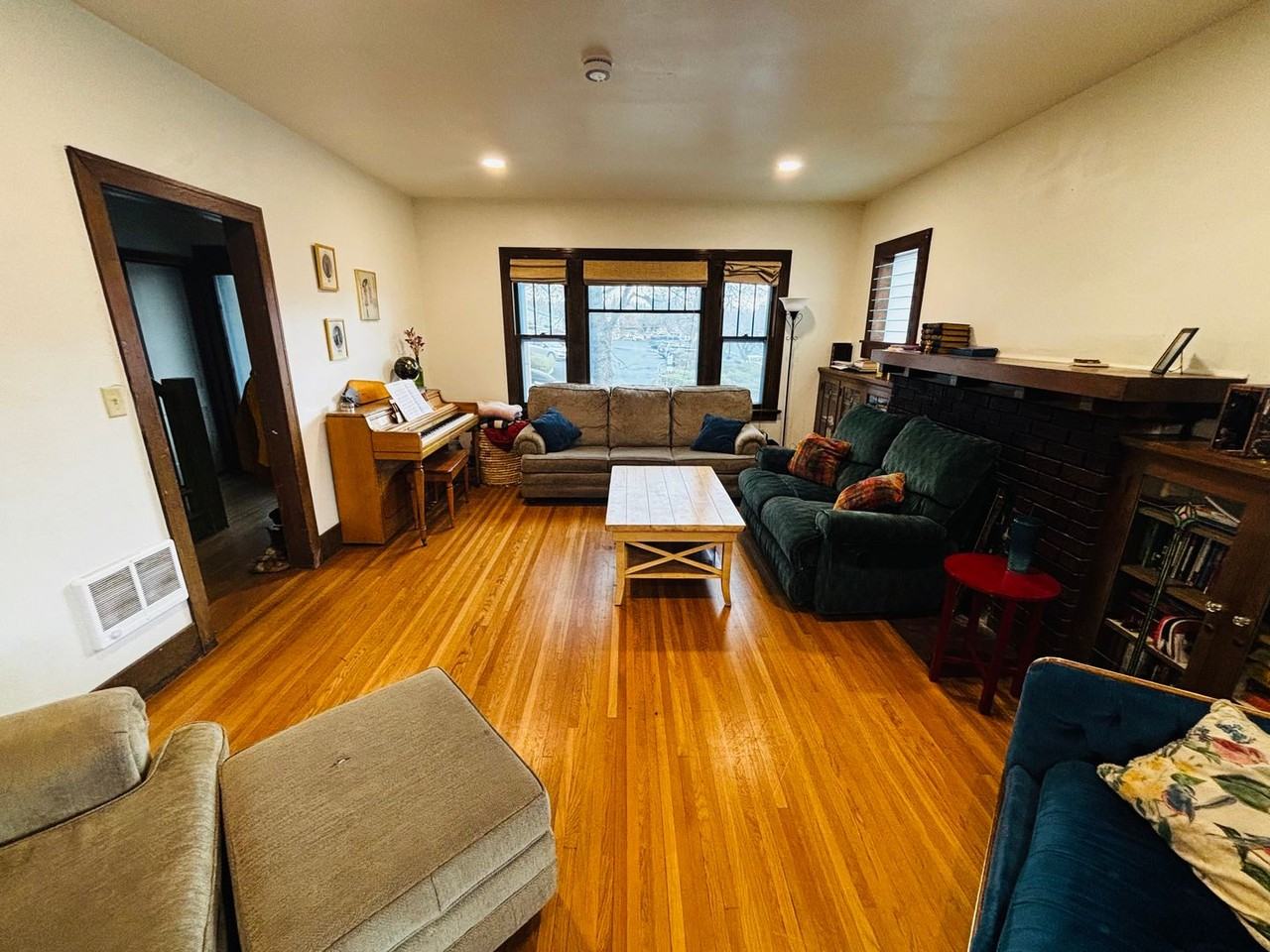 202 E 7th St - Photo 5 of 25