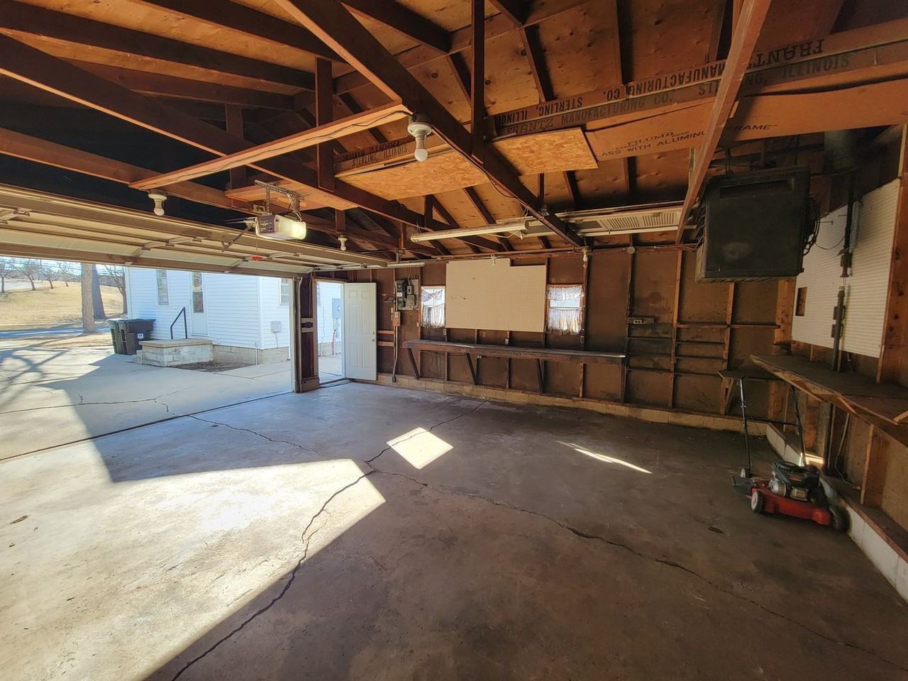 1015 W 4th St - Photo 5 of 39