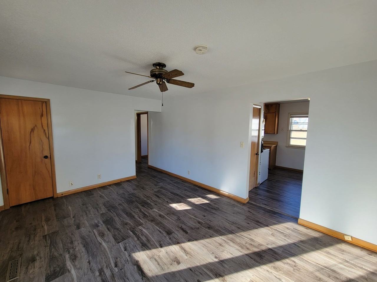 1015 W 4th St - Photo 6 of 39