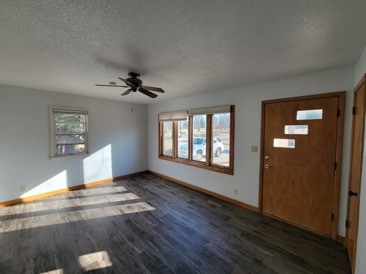 1015 W 4th St - Photo 7 of 39