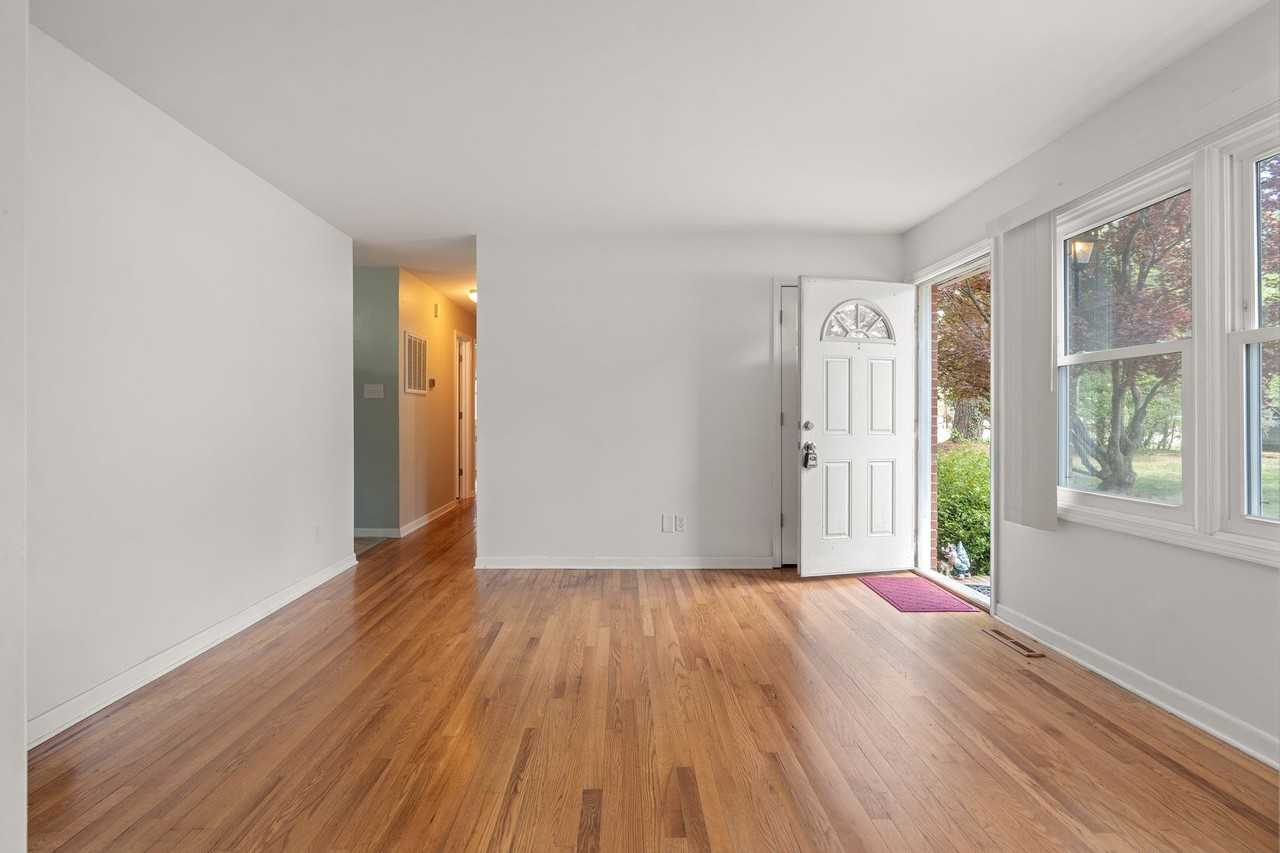 8907 Rollingwood Rd - Photo 3 of 25