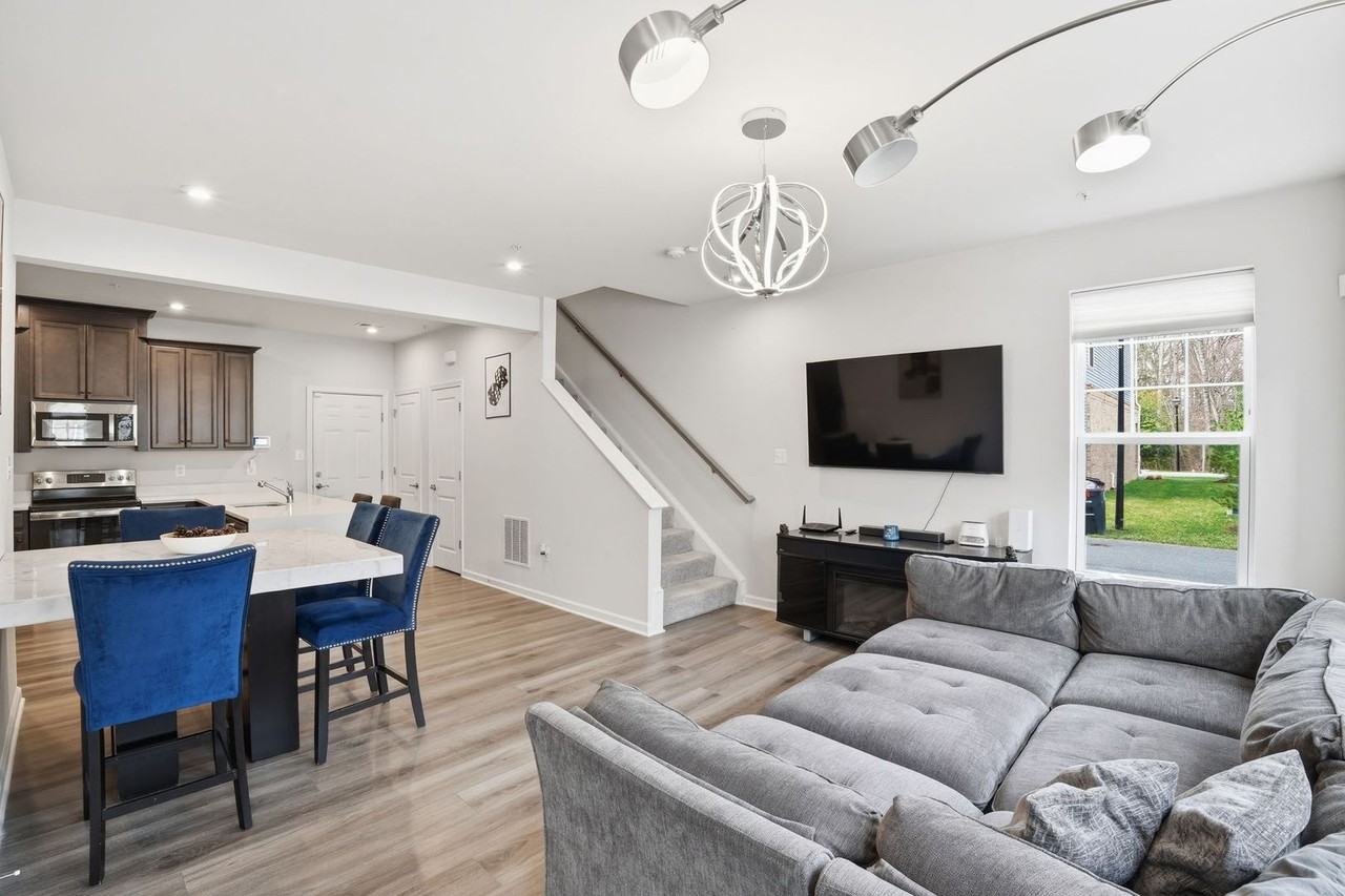 10501 John Glenn St - Photo 3 of 31