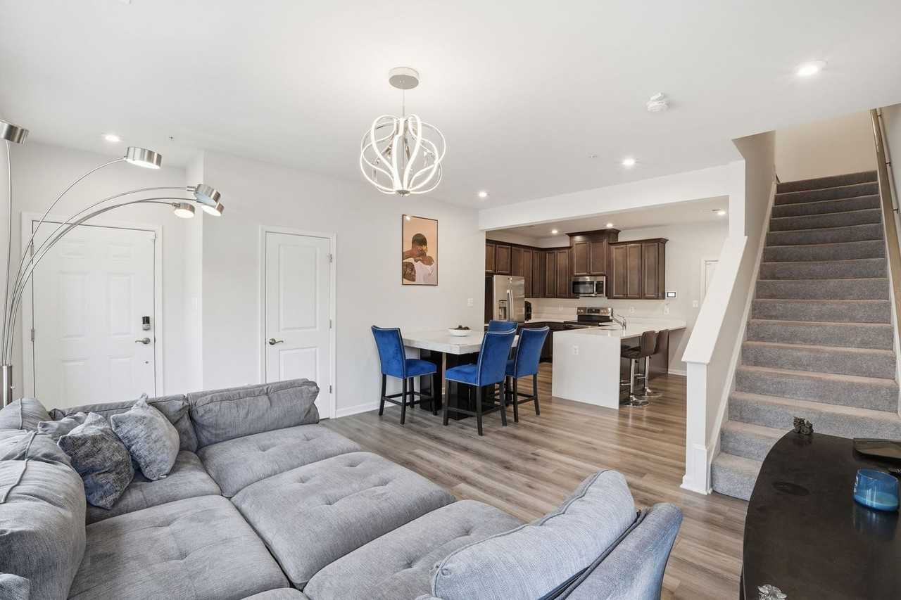 10501 John Glenn St - Photo 4 of 31