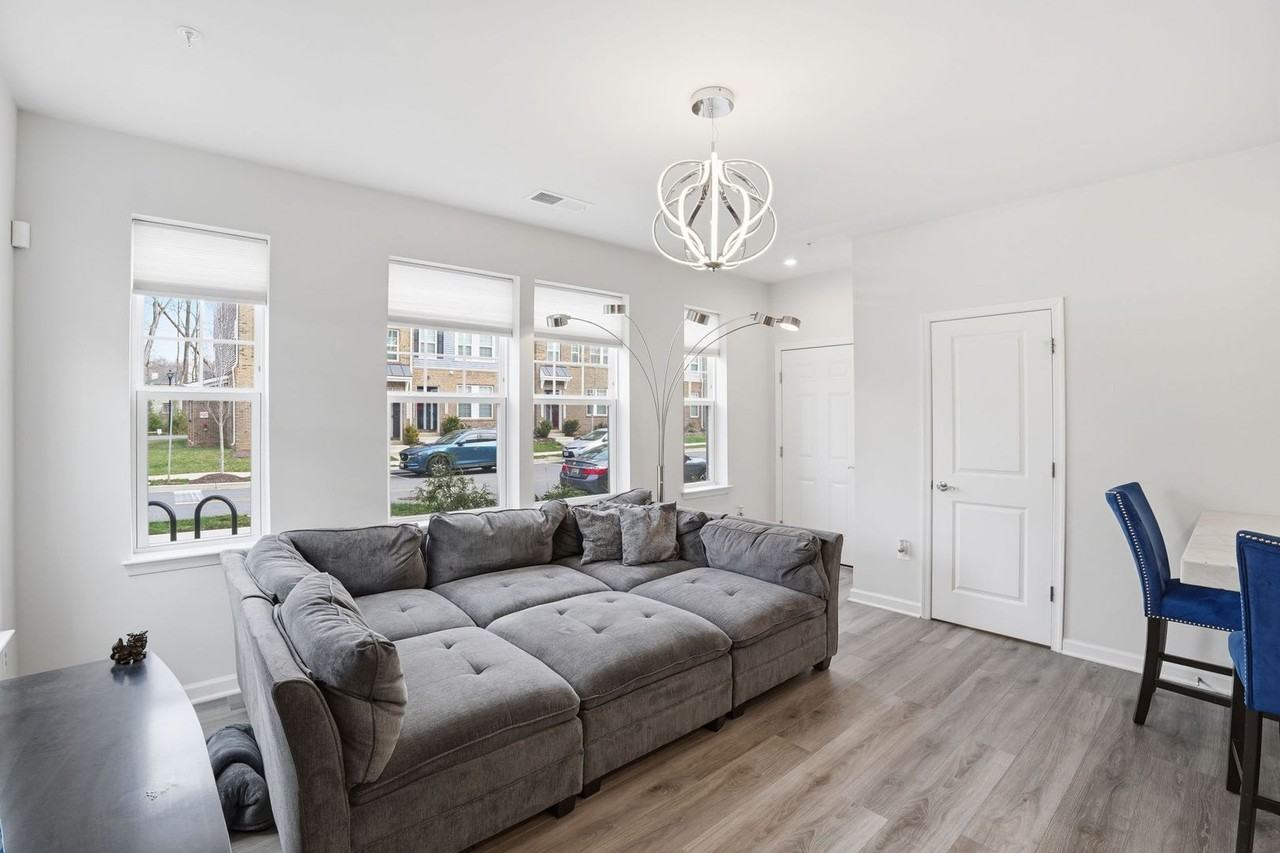 10501 John Glenn St - Photo 5 of 31