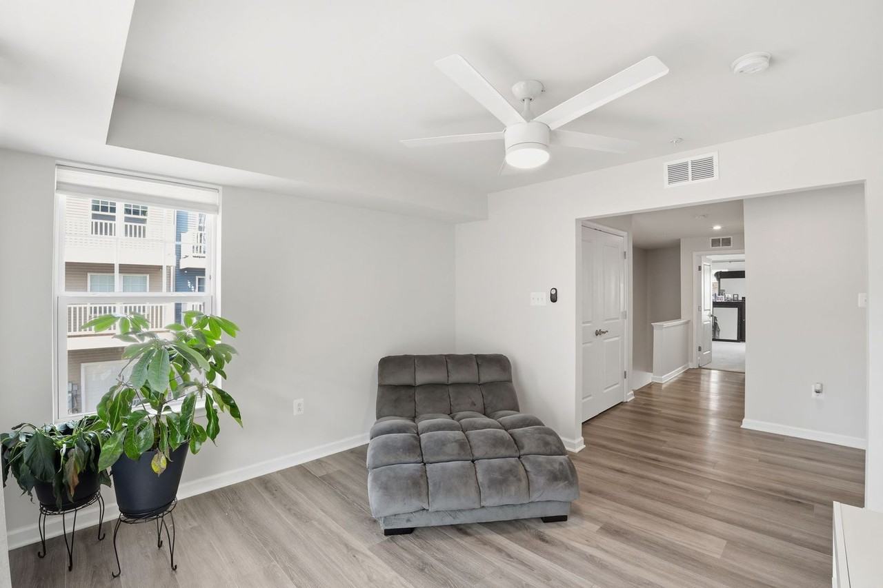 10501 John Glenn St - Photo 6 of 31