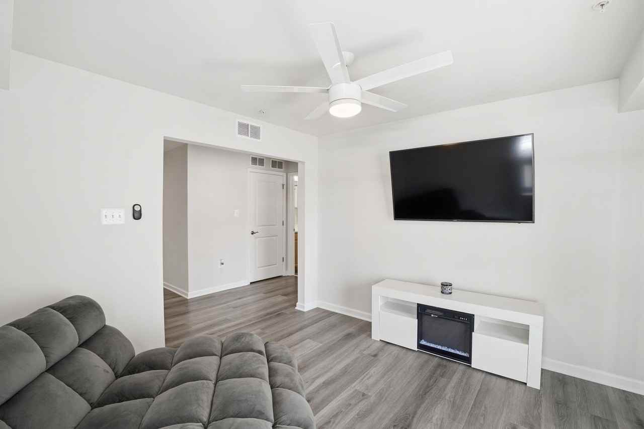 10501 John Glenn St - Photo 7 of 31