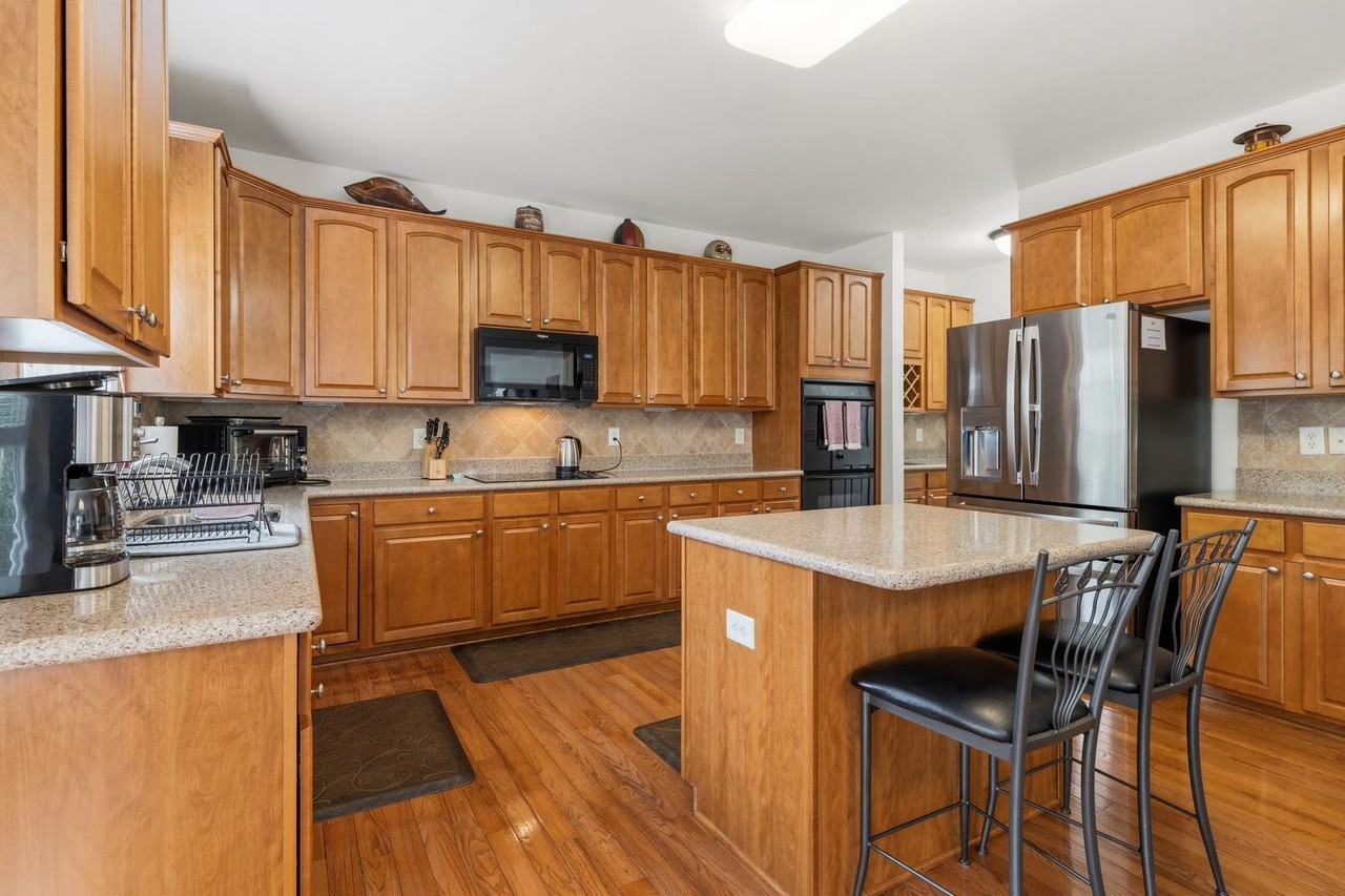 3809 Stoneybrook Dr - Photo 4 of 23