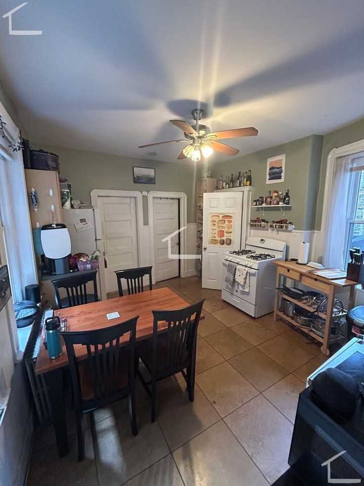 142 Charles St - Photo 4 of 21