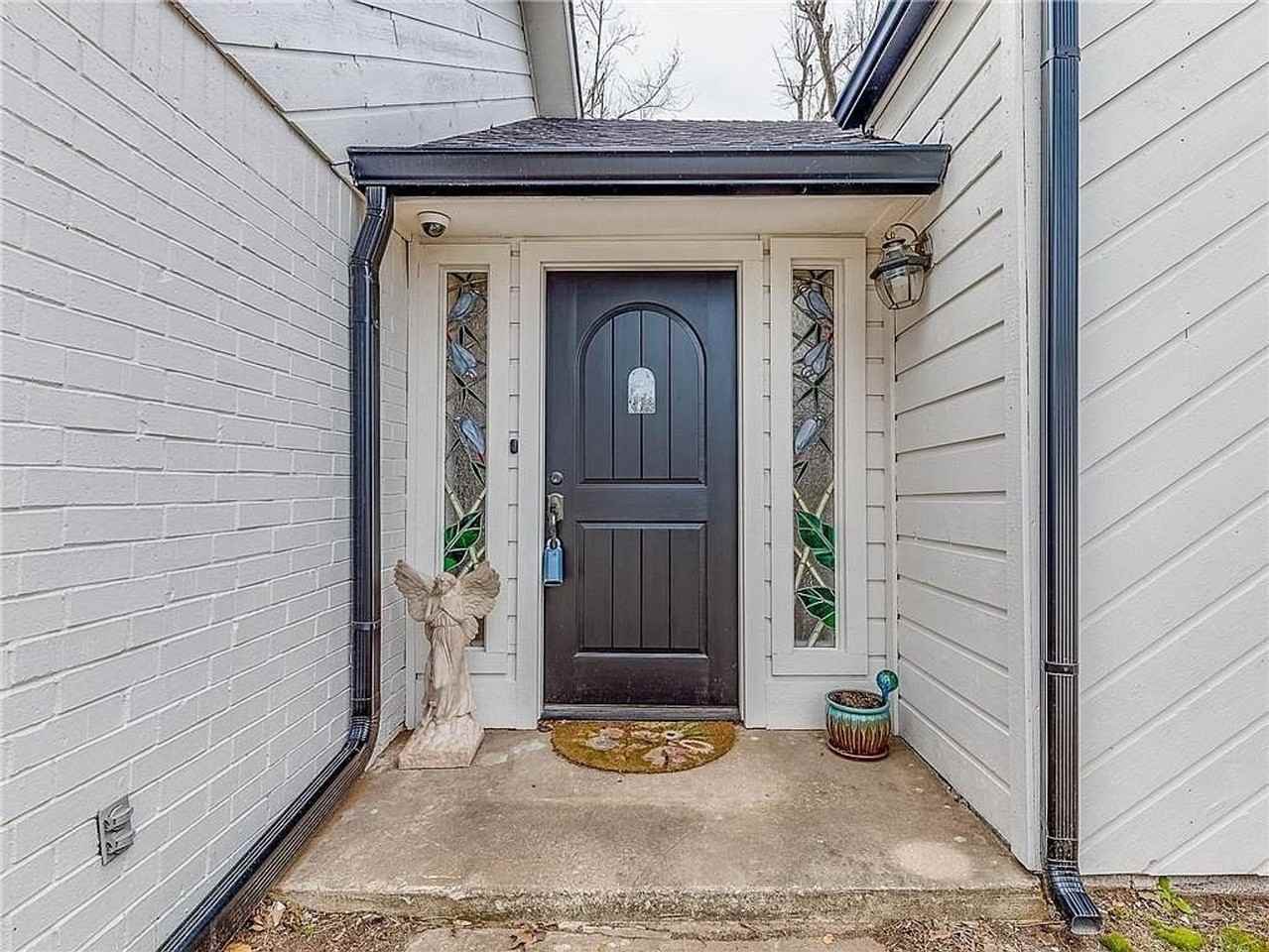 2104 Whiteoak Cir - Photo 3 of 38