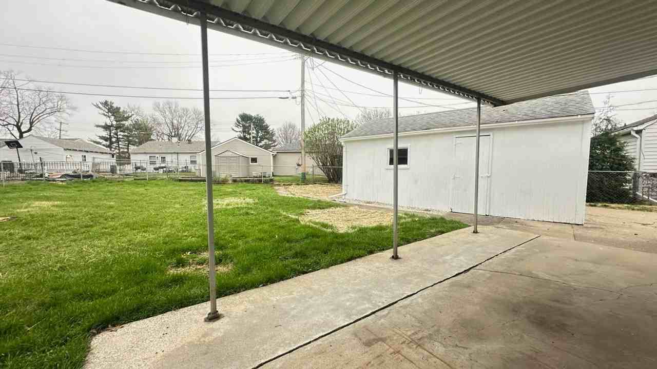 1624 Melrose Dr - Photo 4 of 15