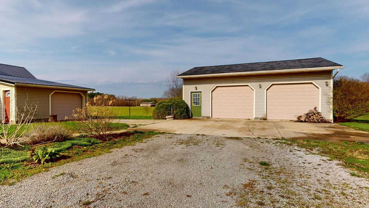 924 Lattimer Rd W - Photo 2 of 19