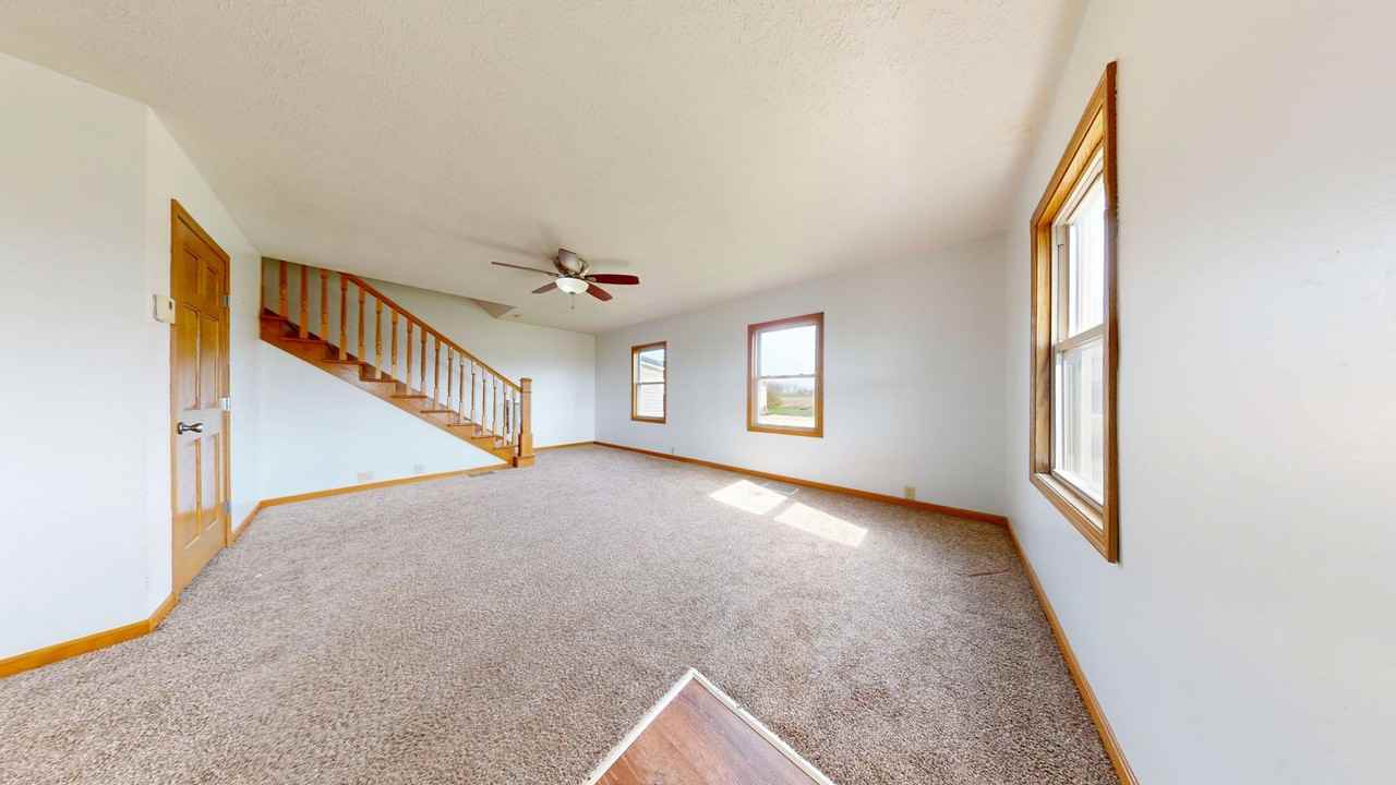 924 Lattimer Rd W - Photo 6 of 19