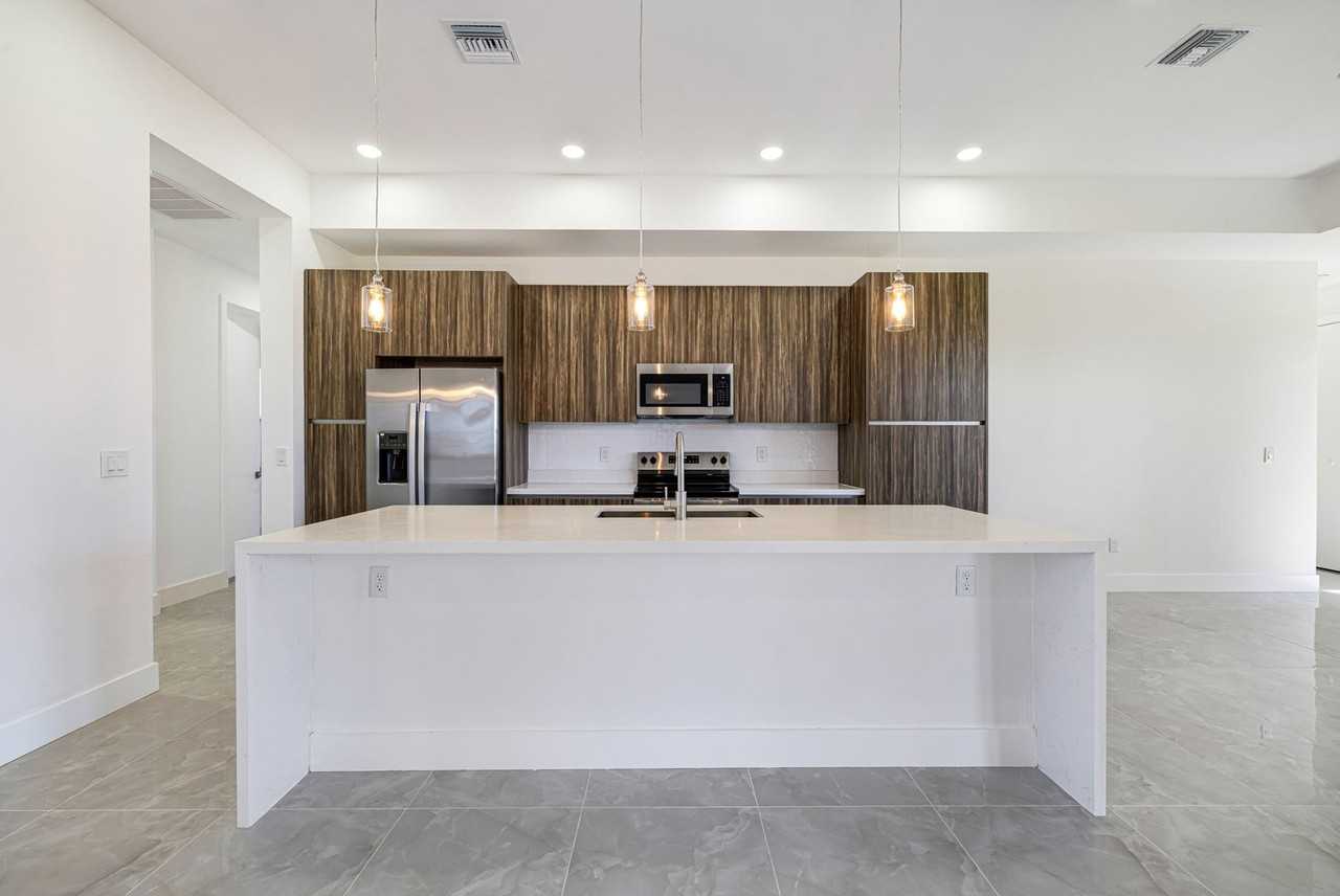 2833 Nw 45th Pl - Photo 5 of 25