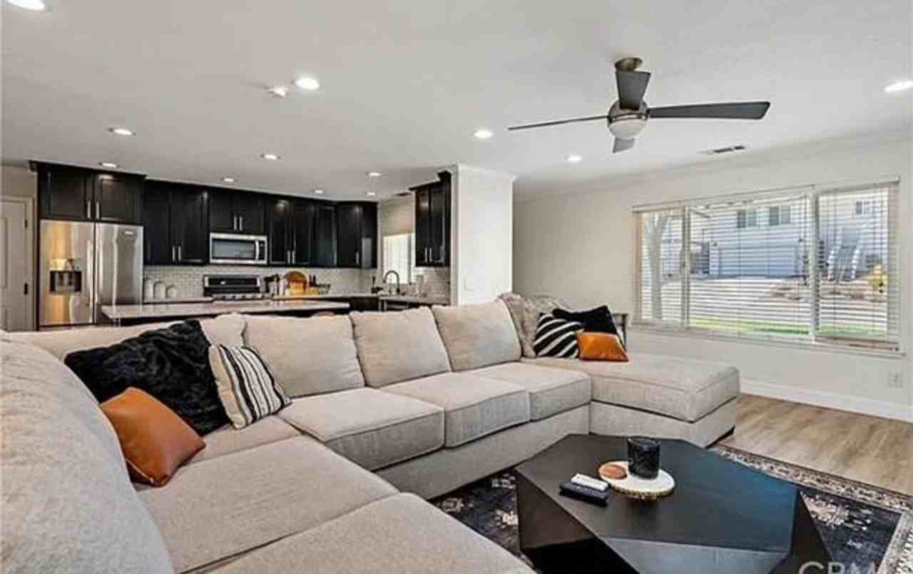 1114 Samantha Dr - Photo 3 of 17