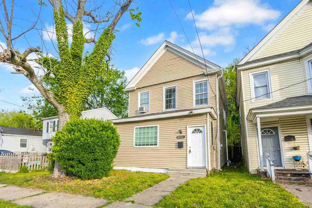 1035 23rd St - Photo 2 of 14