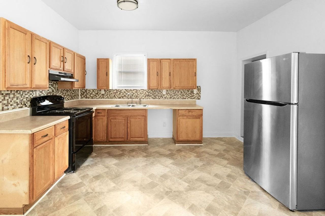 1035 23rd St - Photo 5 of 14