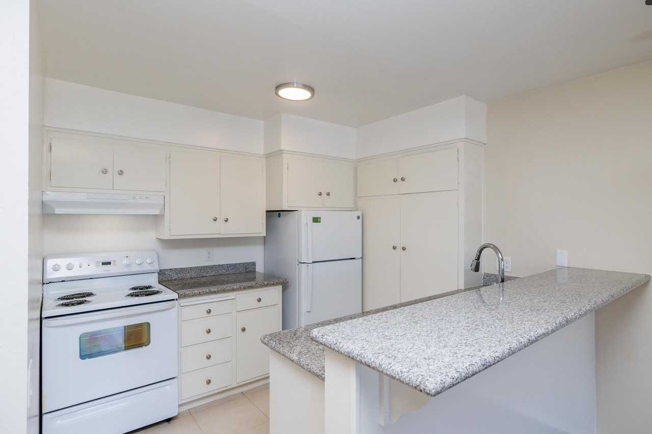 888 Vermont - Photo 4 of 29