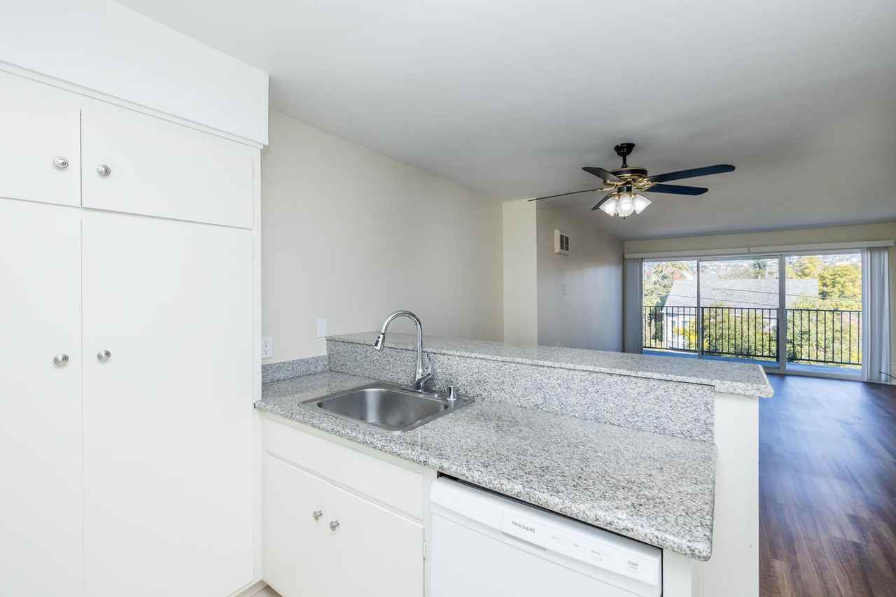 888 Vermont - Photo 5 of 29