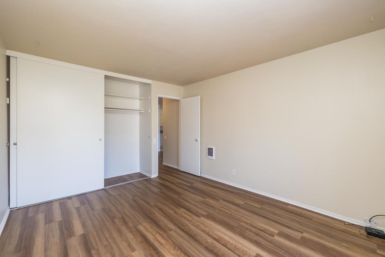 888 Vermont - Photo 7 of 29