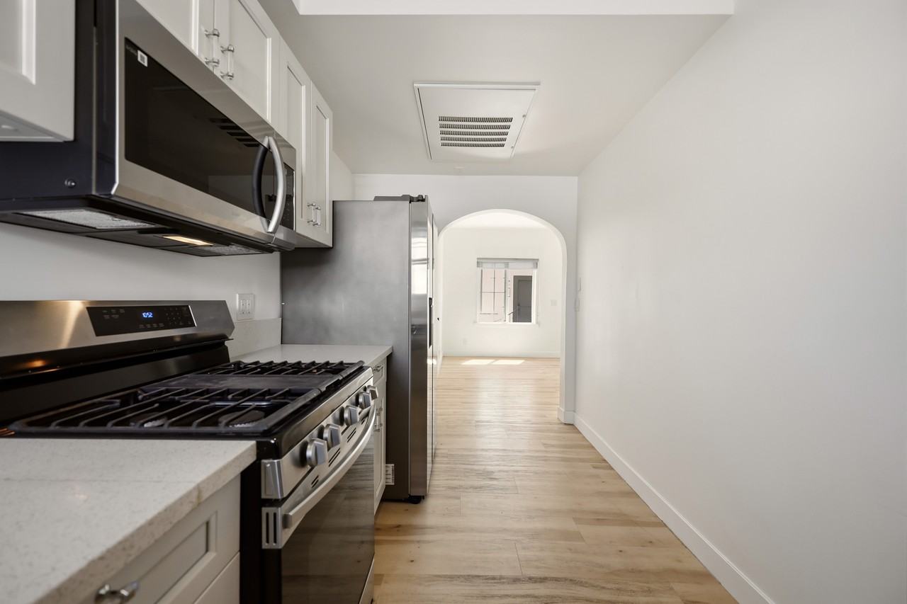 1524 North Sycamore Street #7 - Photo 4 of 36