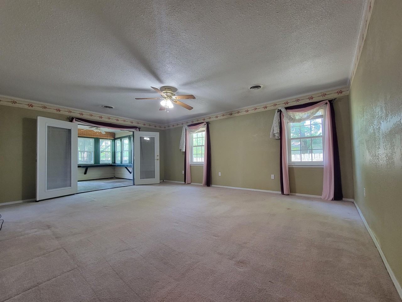 204 S Oak St #1 - Photo 5 of 19