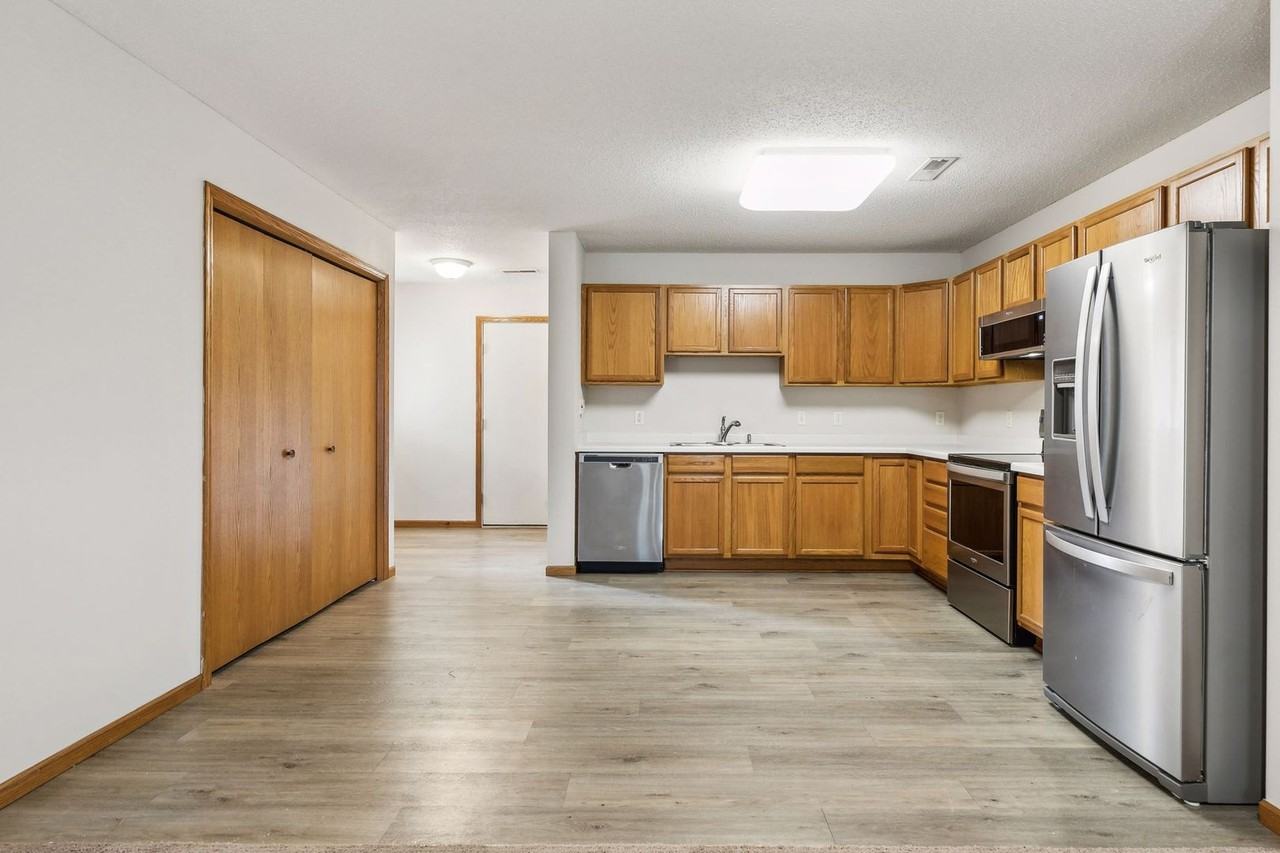 337 Williamsburg Pl Apt D - Photo 4 of 27