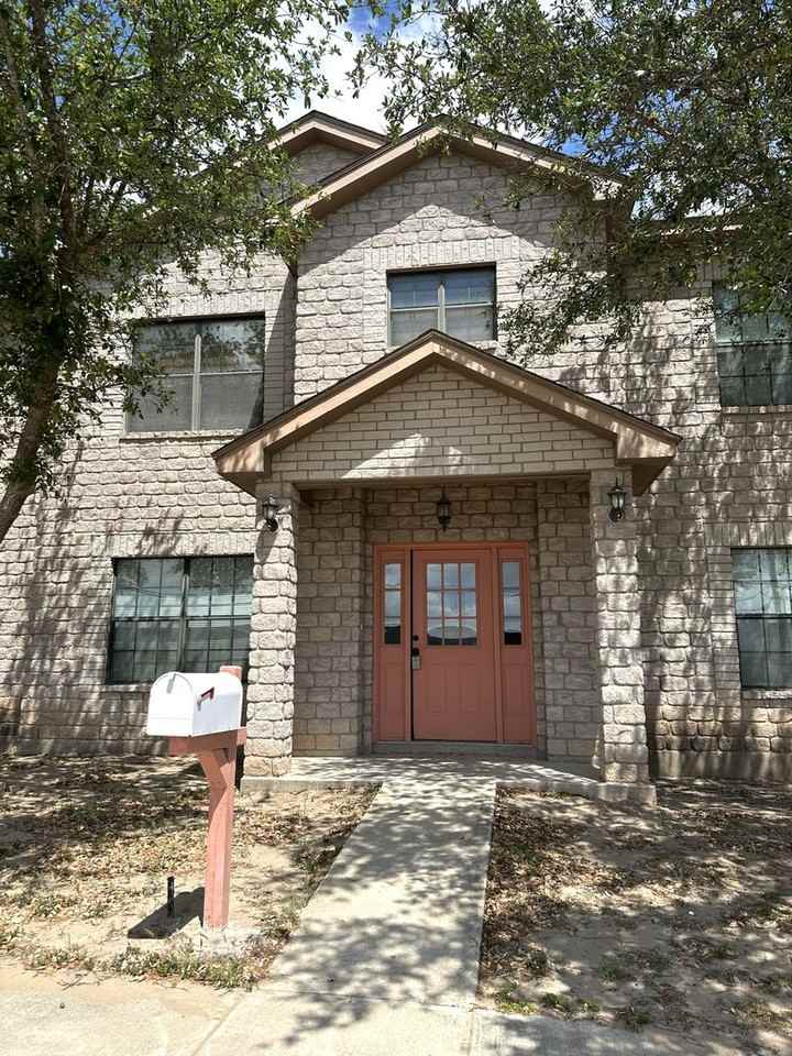 603 E 8th St #C - Photo 2 of 12