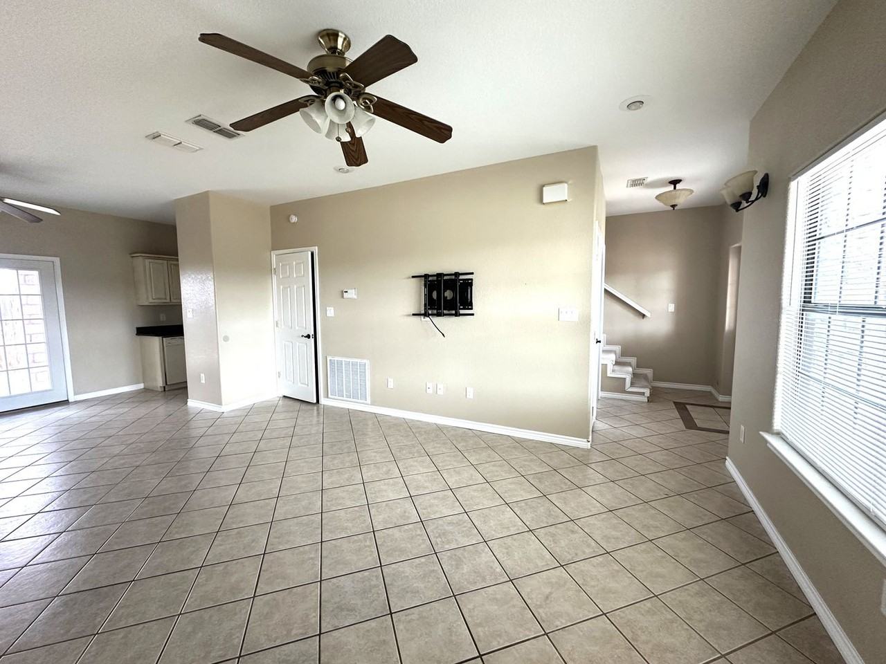 603 E 8th St #C - Photo 4 of 12