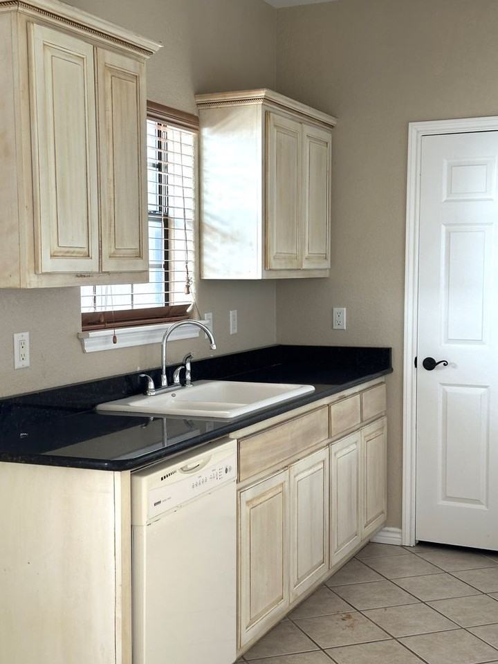 603 E 8th St #C - Photo 6 of 12