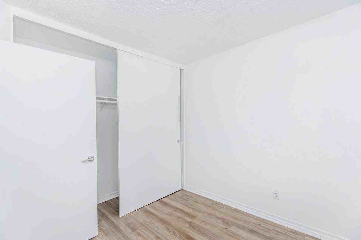570 Knollview Ct - Photo 5 of 33