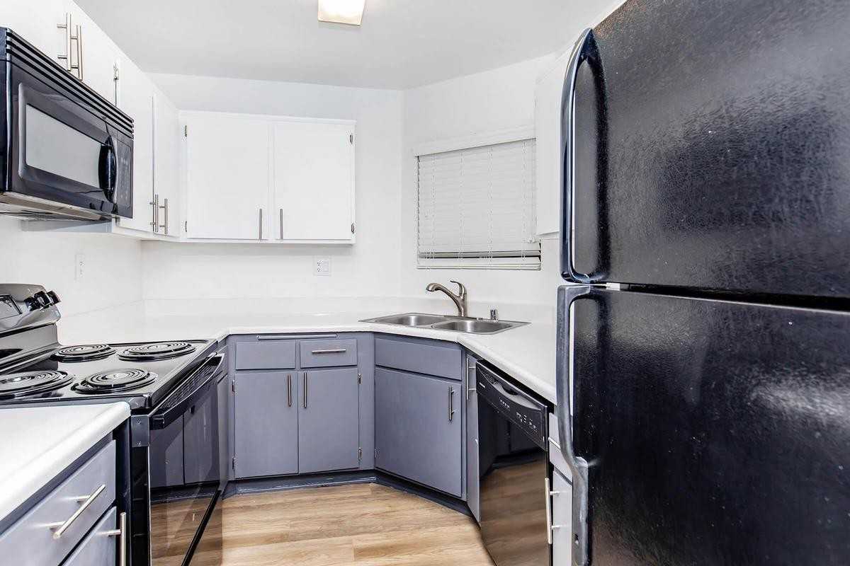 570 Knollview Ct - Photo 6 of 33