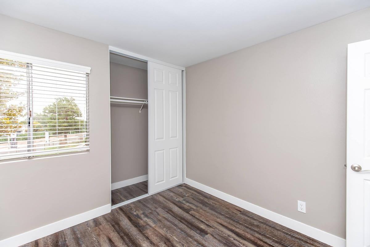 570 Knollview Ct - Photo 5 of 33