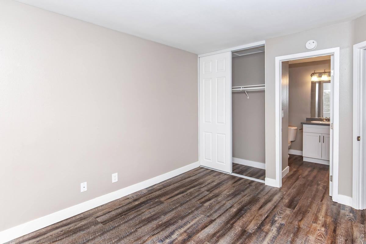 570 Knollview Ct - Photo 3 of 33
