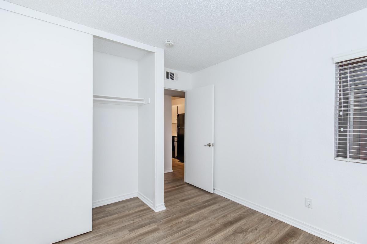 570 Knollview Ct - Photo 6 of 33